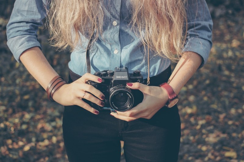 photographe-ROQUEBRUNE CAP MARTIN-min_hand-person-girl-woman-camera-photography-614-pxhere.com